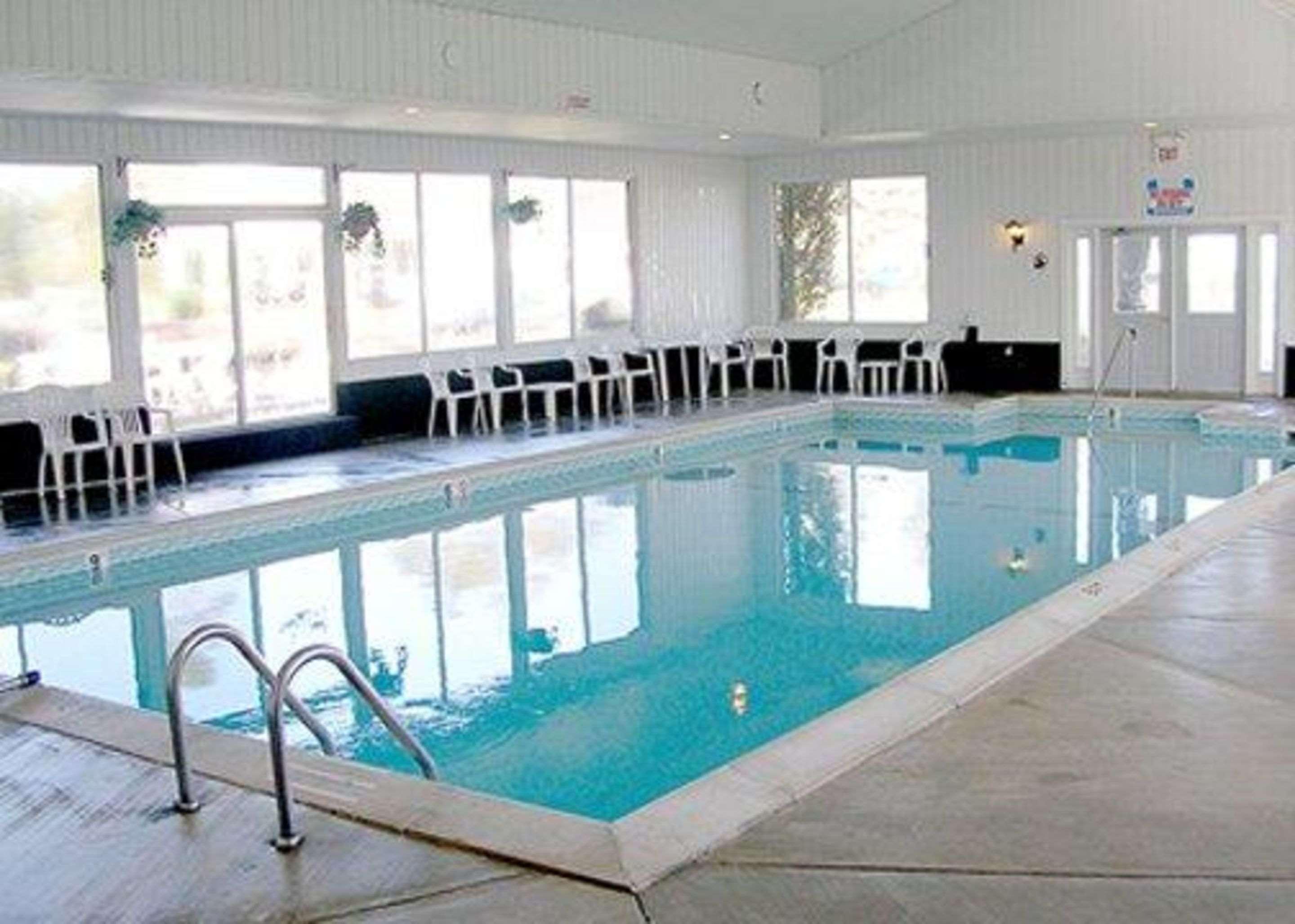 Quality Inn & Suites Mackinaw City Beachfront Facilities photo