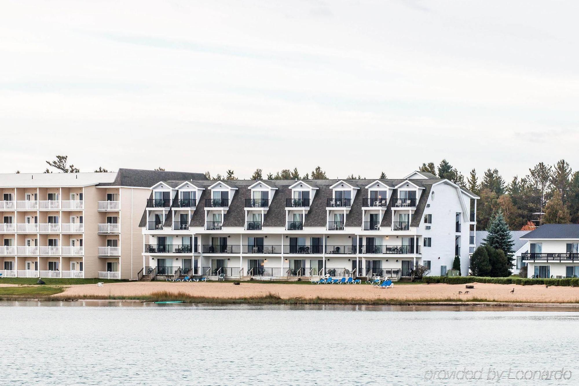 Quality Inn & Suites Mackinaw City Beachfront Exterior photo
